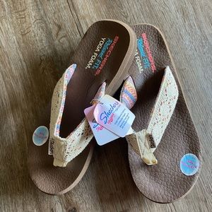Skechers Yoga Foam Flip Flops size 9